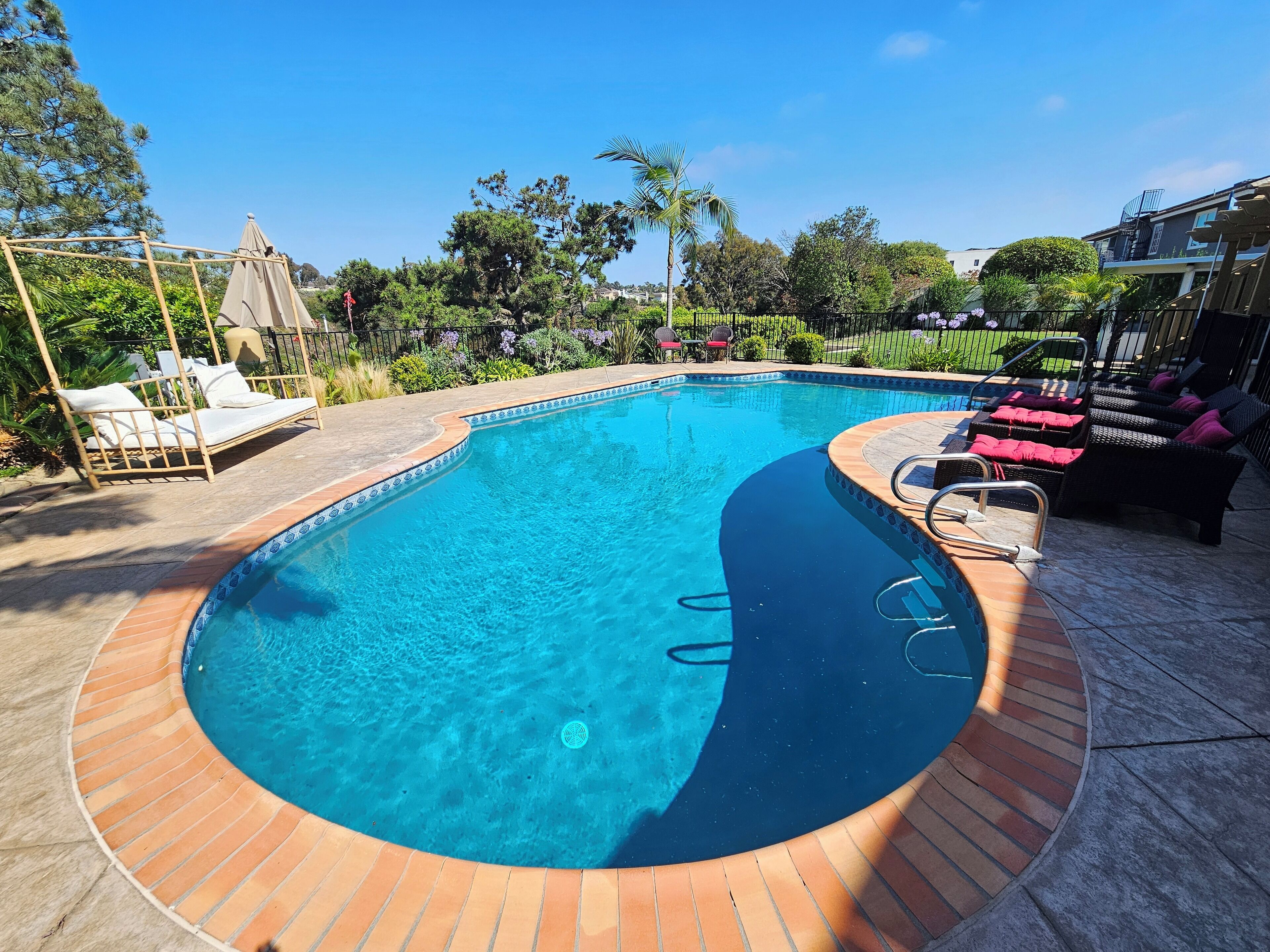 Utendørsbasseng og et oppvarmet basseng