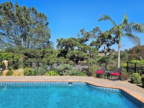 Alberca al aire libre y alberca climatizada