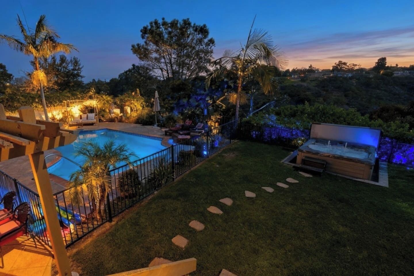 Utendørsbasseng og et oppvarmet basseng