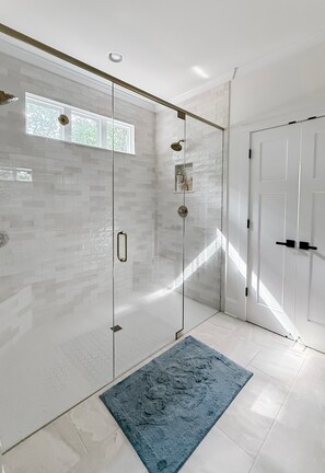 Shower, towels, soap, toilet paper - Luxury Lake Home on Golf Course (Waleska)