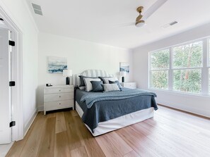 4 室のベッドルーム、デスク、WiFi (無料)、ベッドシーツ