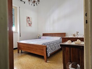 2 chambres, fer et planche à repasser, draps fournis