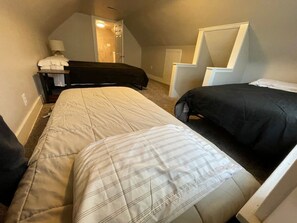 5 bedrooms, iron/ironing board, WiFi, bed sheets