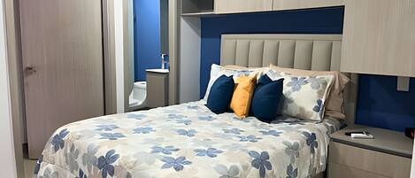 1 habitación, tabla de planchar con plancha y ropa de cama