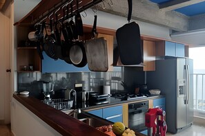 Réfrigérateur, micro-ondes, four, cafetière/bouilloire