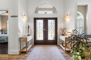 5 quartos, ferros/tábuas de passar roupa, berço de viagem