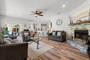 TV connectée, table de tennis de table, livres