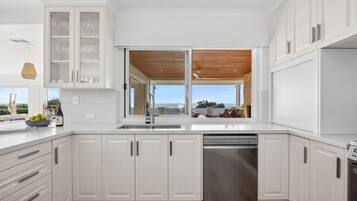 Micro-ondes, four, lave-vaisselle, cafetiĂšre/bouilloire