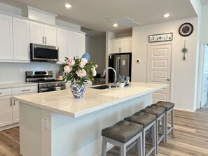 Private kitchen - Newly Built 4BR / Home  Fully Furnished / Quiet & Safe Neighborhood-Close to ALL (Victorville)