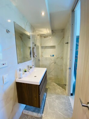 مناشف، صابون، ور ق حمّام