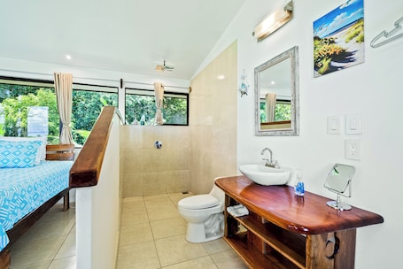 Shower, towels, soap, shampoo. Casa Suenos, Modern new construction in Pavones