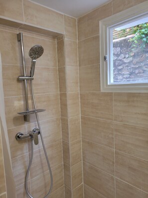 Dusche, Haartrockner, Handtücher, Seife