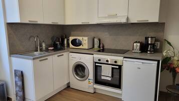 Réfrigérateur, micro-ondes, four, plaque de cuisson