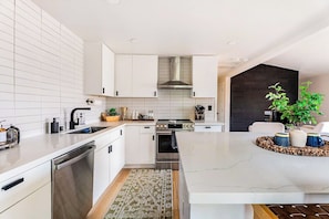 Mikrobølgeovn, ovn, kokeplater og oppvaskmaskin