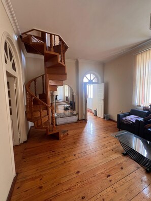 Lobby sitting area - Trippoo Villa & Hostel (Baku)