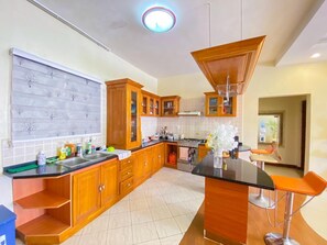 Four à micro-ondes, un four, surface de cuisson