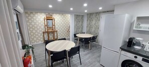 Een magnetron, een oven, een kookplaat, een vaatwasser