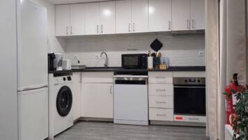 Microondas, horno, parrilla de estufa y lavavajillas