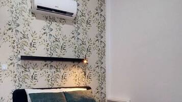 1 habitación, tabla de planchar con plancha, wifi gratis y ropa de cama