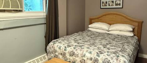 1 habitación, tabla de planchar con plancha, wifi gratis y ropa de cama