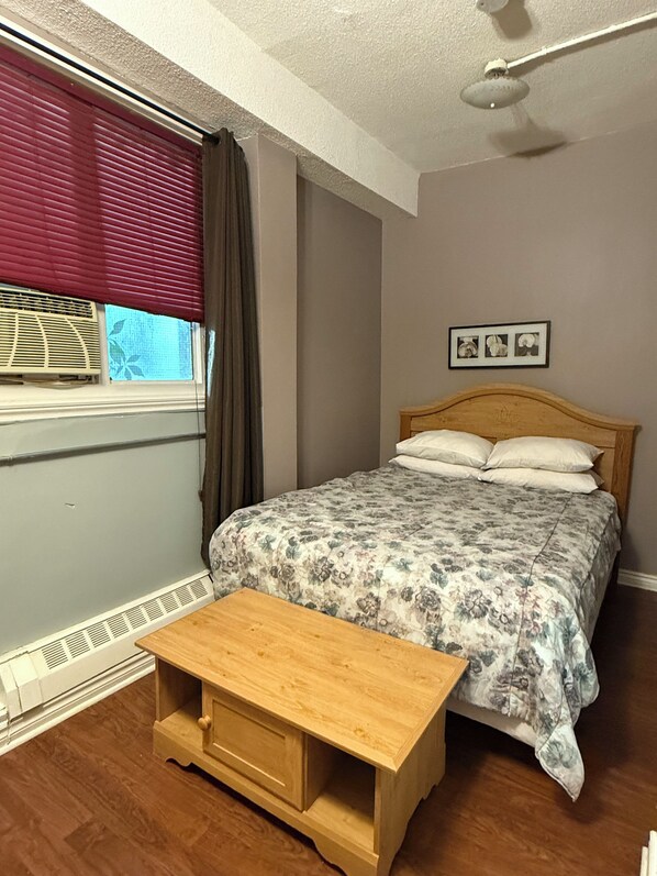 1 chambre, fer et planche à repasser, accès au Wi-Fi (inclus)