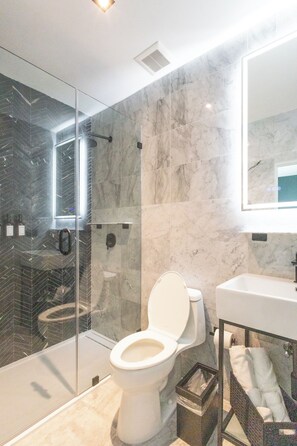 Quarto, 1 cama King, para não fumantes, no piso térreo | Banheiro