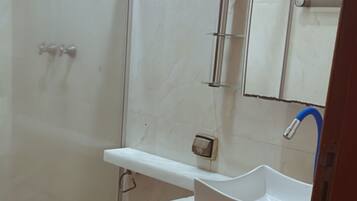 Douche, baignoire Ă jets, bidet, serviettes fournies