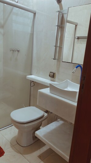 Ducha, bañera de hidromasaje, bidet, toallas