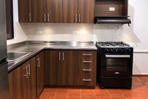 Fridge, oven, stovetop, cookware/dishes/utensils - Adjacent apartments AREAS by QuBeLab (Bello)