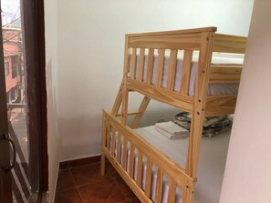 9 quartos, escrivaninha, Wi-Fi de cortesia, roupa de cama