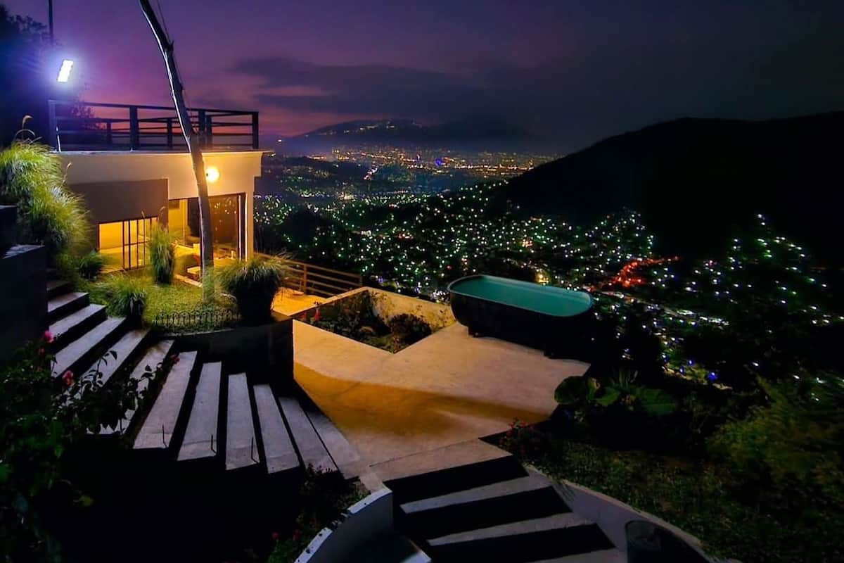 Deluxe Suite, City View | Terrace/patio