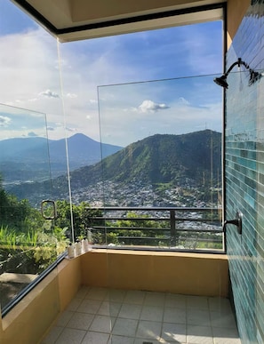 Deluxe Suite, City View | Bathroom | Towels, soap, shampoo, toilet paper