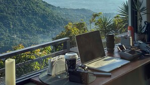 Suite – honeymoon, byutsikt | Skrivebord for bærbar PC, wi-fi (inkludert) og sengetøy