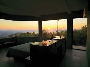 Honeymoon suite, uitzicht op meer | Een laptopwerkplek, gratis wifi, beddengoed