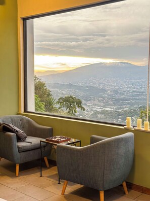 Honeymoon suite, uitzicht op de stad | Een laptopwerkplek, gratis wifi, beddengoed