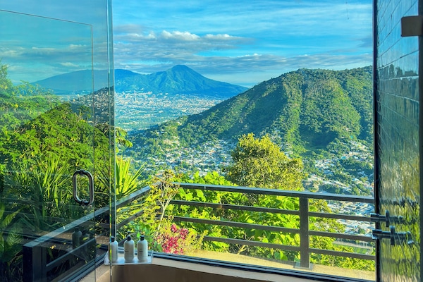 Suite nupcial, vistes a la ciutat | Bany | Tovalloles, sabó, xampú i paper higiènic