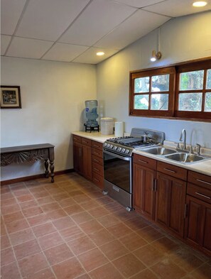 Family House, City View | Private kitchen | Microwave