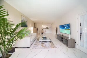 TV - Ocean View Condo in Sunny Isles w/King Bed, Pool & Fitness Center (Sunny Isles Beach)