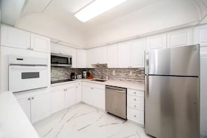 Microondas, horno, placa de cocina, lavavajillas