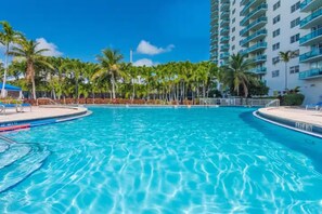 Pool - Ocean View Condo in Sunny Isles w/King Bed, Pool & Fitness Center (Sunny Isles Beach)