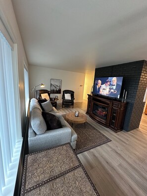 Smart TV - Peaceful 3BR Getaway on Land l Views, Privacy, & Nature (Cle Elum)