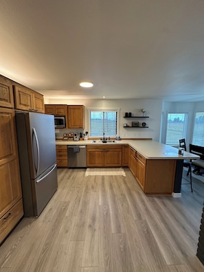 Refrigerador, microondas, horno y parrilla de estufa 