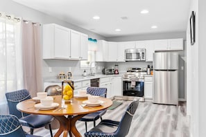 Family House, Mountain View | Private kitchen