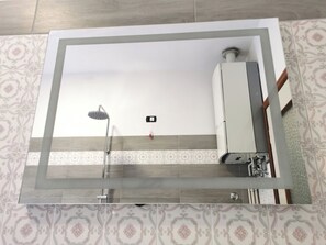Shower, hair dryer, bidet, towels - Large apartment near the lake and beach with mountain views in the greenery (Lombardia)