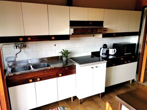 Réfrigérateur, micro-ondes, plaque de cuisson, lave-vaisselle