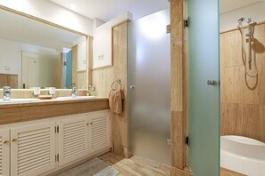 Een douche, een haardroger, handdoeken