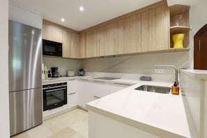 Kühlschrank, Ofen, Geschirrspüler, Wasserkocher mit Kaffee-/Teezubehör