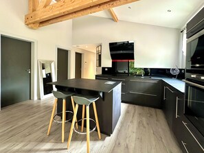 Geladeira, micro-ondas, fogão, cooktop