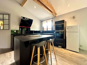 Kühlschrank, Mikrowelle, Ofen, Herdplatte