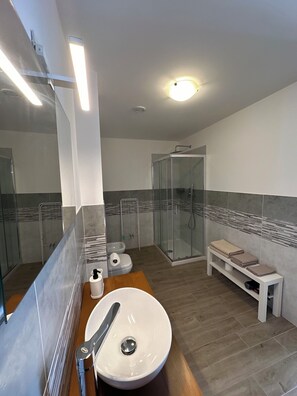 Dusj, hårføner, bidé og håndklær